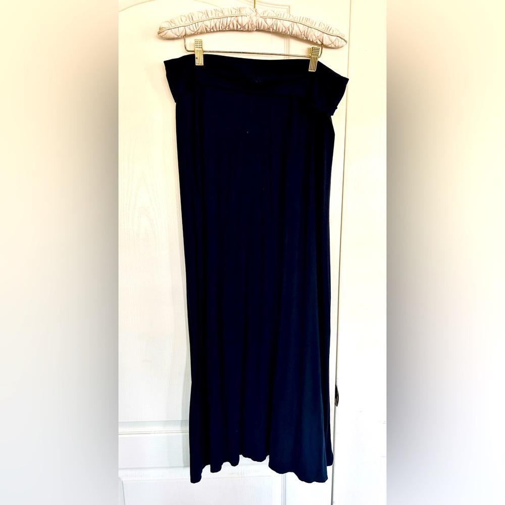 Max Studio black maxi skirt. Size large.